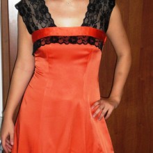 NICOLETTA, abito arancio in satin e pizzo