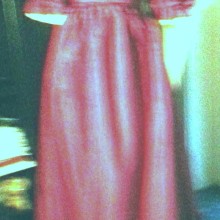 costume teatrale bordeaux in taffeta con finiture in pizzo